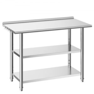 Stół roboczy VEVOR Gasto 1219x610x864 mm, wykonany ze stali nierdzewnej, z 3 poziomami, podwyższoną krawędzią i półkami o regulowanej wysokości. Nośność: górna półka 245 kg i 2 dolne półki po 204 kg każda. Stół do przygotowywania potraw dla restauracji.